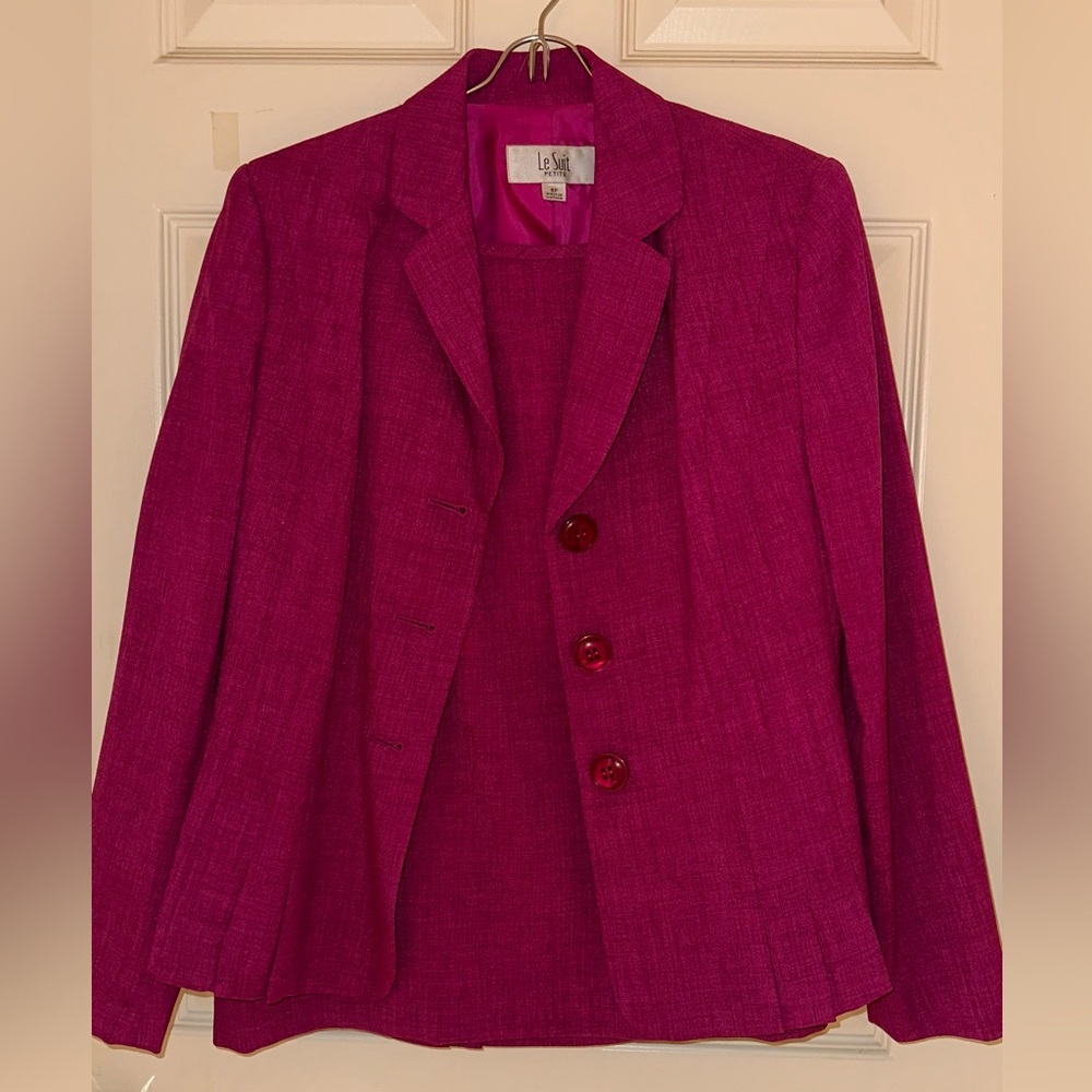 Le Suit Petite Maroon Skirt Suit 8P Lovely Details